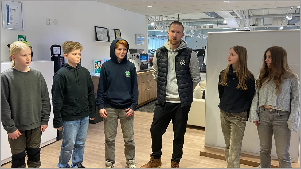 Mattias Eriksson, vikarierande servicechef på Möller bil i Strängnäs på rundvandring i bilhallen med Dag Söderholm, Felix Towers, Elliot Trolle, Ebba Silén och Milla Rudfalk-Regemar, elever från Strängnäs Montessoriskola. Alla går i klass 5:1. "Vi är runt tio anställda här", berättar Mattias Eriksson.