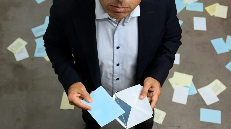 Özz Nûjens nya standupshow kommer till Enköping och Bålsta våren 2026 i samband med valrörelsen. Men redan nu på söndag, 16 mars, gästar han Enköping med pjäsen ”Pueblo” på kulturhuset Joar Blå.