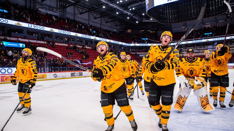 Skellefteå AIK tackar den välfyllda bortaläktaren för stödet efter den viktiga segern. 