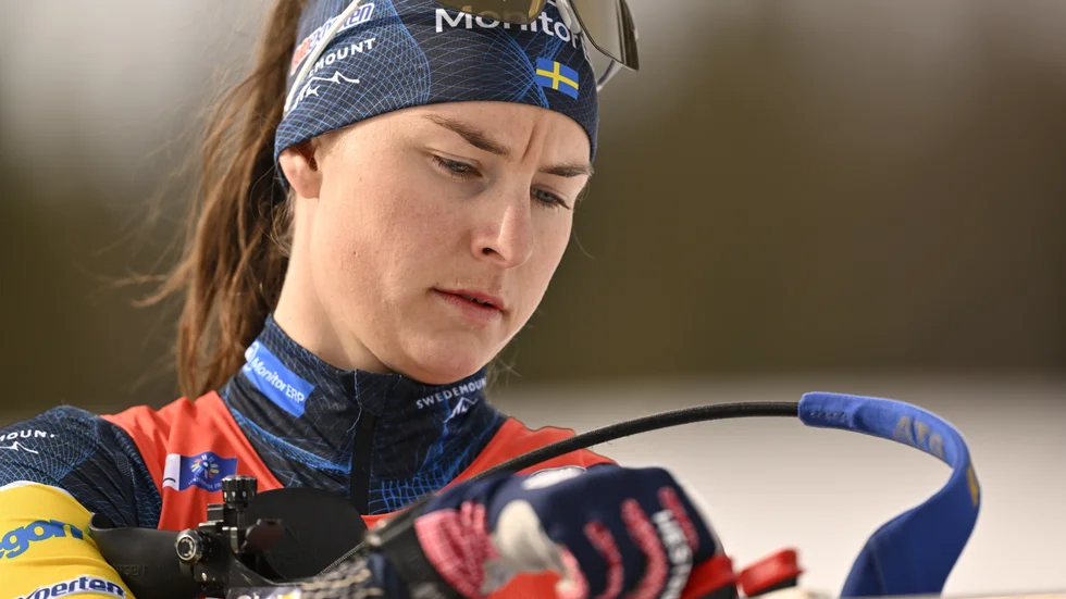 Ella Halvarsson har dragits med förkylningssymptom och är nu inte med i den svenska skidskyttetruppen inför veckans världscup.