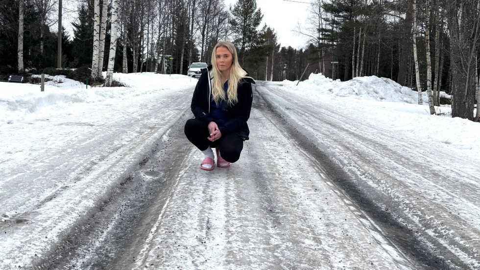 På väg till en av hemtjänstens kunder i Bensbyn fick Emelie Svanberg Renberg sladd med bilen och hamnade i diket. Vägen är isig och hjulspåren en decimeter djupa, den här dagen i mitten av mars.
