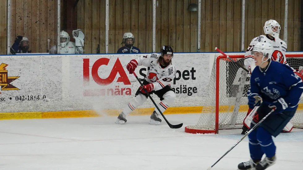 Robin Axbom spelade division 4-hockey för sju veckor sedan. Nu spelade han kvalmatch med Vita Hästen mot Jonstorp i kvalet till hockeyettan. 