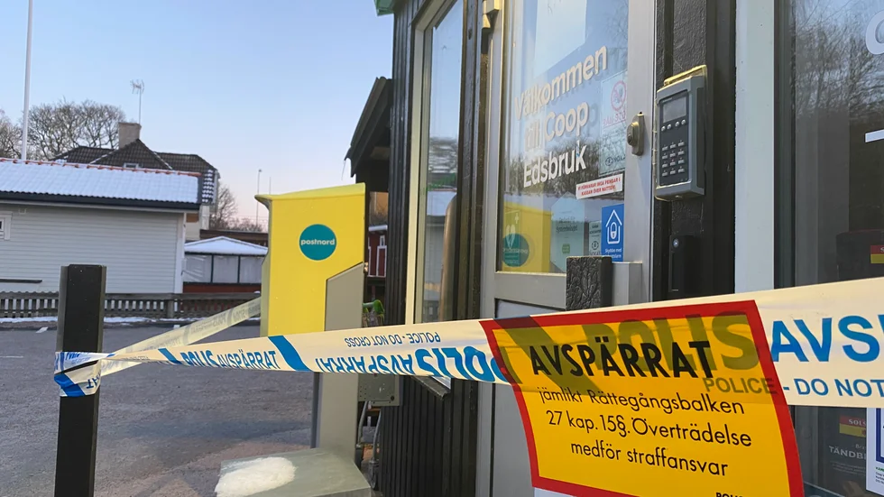 Butiken är på fredagsmorgonen avspärrad i väntan på teknisk undersökning. 