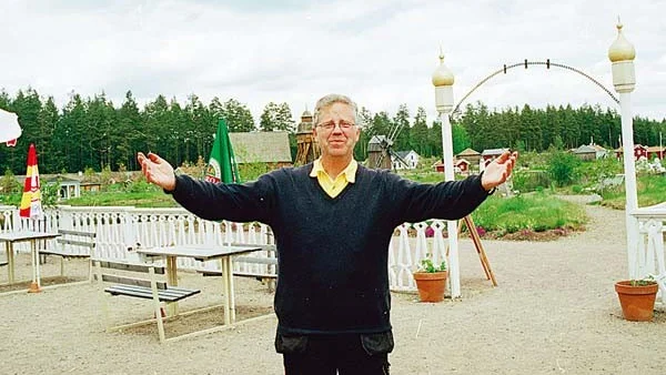Tomas Nöidh och hans lilla land riskerar att få betala tillbaka hundratusentals kronor i utebliven moms.