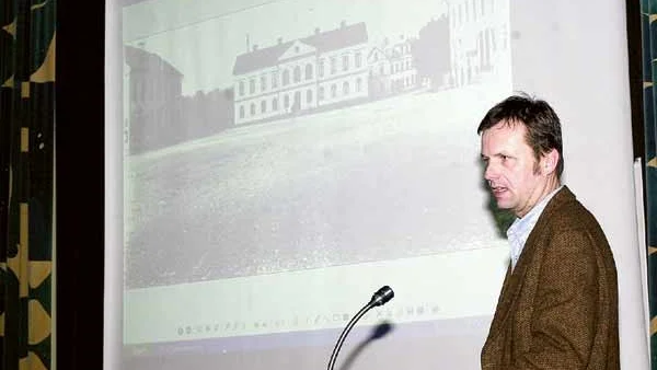 Richard Edlund från Kalmar läns museum delgav församlingen hur torget i Vimmerby nyttjats i forna tider.