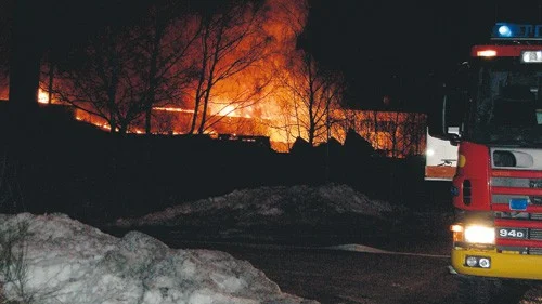 Boende i närheten uppmanades att hålla dörrar och fönster stängda samt om möjligt försöka undvika brandröken.
