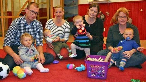 Upprörda föräldrar. Öppna förskolan ska vara kvar tycker Niklas Håkansson med dottern Siri Lidbjörk, Malin Svensson med sonen Nils Alsén, Åsa Hörnell med dottern Malva Hörnell och Cecilia Fransson med sonen Adam Fransson.