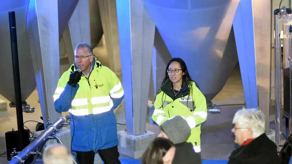 Joakim Persson ochAnna Lövsén affärsområdeschef Vatten och Avlopp guidade besökarna runt på Råberga anläggningen, Foto: Tommy Pettersson