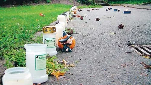 Tända marschaller och gravljus samt blommor låg på gångbanan bakom Hemköp på tisdagsmorgonen.