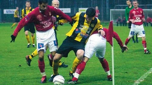 Jämnt bök. Gullringen var värt ett poäng i måndagskvällens division III-möte mot Färjestaden men tvingades inkassera sin tredje förlust för året. Foto: Janne Strömsten