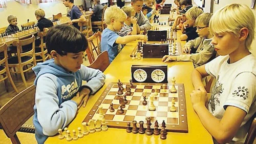 Alexander Lindqvist (till vänster) och Gustav Harrén tycker att det är roligt med schack. Alexander är med för första gången, Gustav har varit med förr.