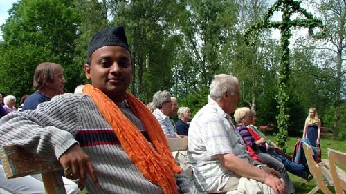 Arindam Pakrashi från Indien hälsade på bekanta i Karlstorpsbygden och fick uppleva en för honom väldigt exotisk midsommar.