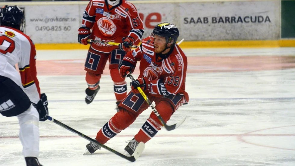 På väg till Umeå havererade Västerviks spelarbuss och då fick de invänta en ny buss från Söderköping som hämtade upp dem. Men match blir det i kväll och Pierre Gustavsson förväntar sig ett Björklöven som kommer ut stenhårt. Foto: Ossian Mathiasson