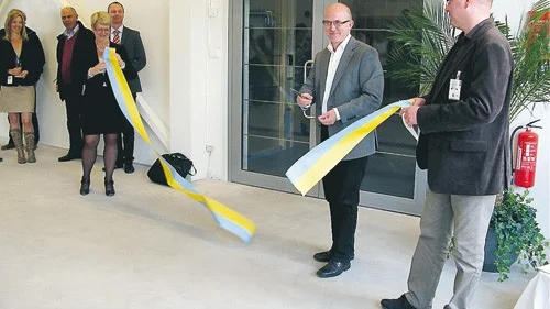 Klippte bandet. Landstingsstyrelsens ordförande Anders Henriksson (mitten) klippte bandet och förklarade de nya lokalerna invigda. Höll i bandet gjorde Gun Lindblad, funktions- och utrustningsplanerare, samt Mats Borg, byggchef.