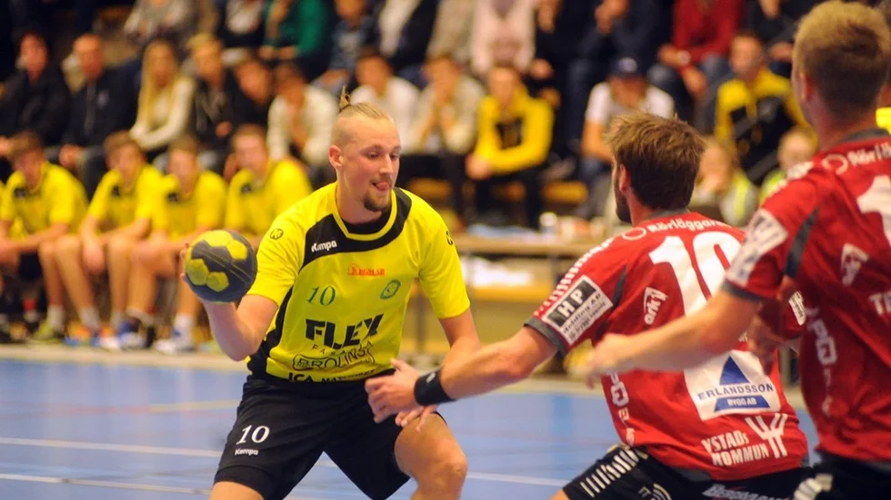 Med tio gjorda mål ledde HHF:s spelande tränare, Robin Löfstedt, sitt lag till seger. 24-27 slutade bortamötet mot Flottans IF i Karlskrona i går kväll.
Foto: Magnus Strömsten