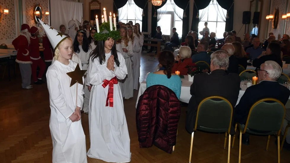 Luciatåget med stjärngossen Pontus Bragsjö och Lucian Maria Abdulkarim Jalil i täten.