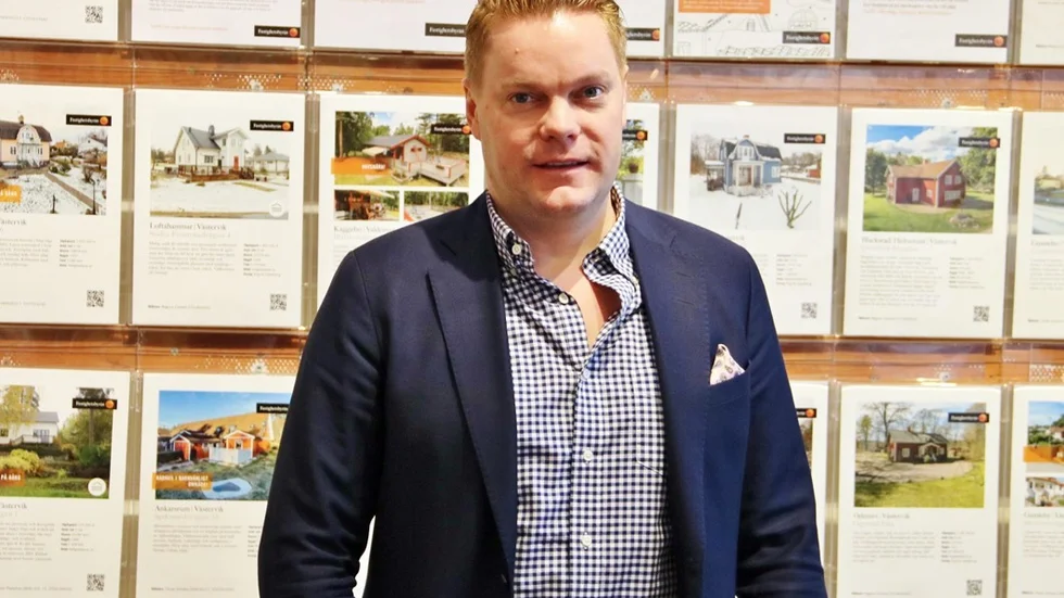 Björn Karlsson på Fastighetsbyrån menar bland annat att få hus ökar budgivningen och ökar statistiken. Foto: Liselotte S Johansson