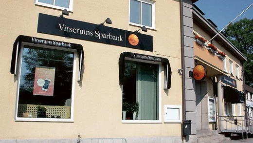 Virserums Sparbank kan inte växla Euro åt de som inte är fasta kunder. Däremot håller man fast vid kontanthenteringen.