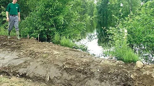 Det har blivit många patrullrundor på vallarna de senaste dagarna. Patrik Axelsson på Stora Aby har försökt rädda vad som räddas kan genom att valla in sina åkrar.