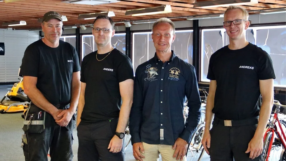 Nu öppnar Bengtssons i Västervik. Fr v: Mats Karlsson-mekaniker, Anders Ohlsén-platschef, Roger Fröjdh-delägare, Andreas Jeansson-försäljare och mekaniker. Foto: Liselotte S Johansson