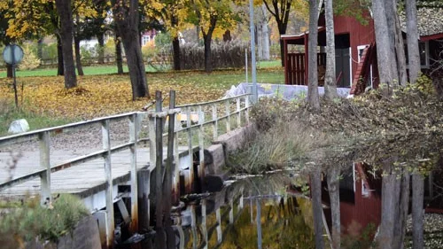 Eksjö Energi har nyligen tagit bort en av två bottenluckor och ersatt den med en tillfällig plåtlucka. Orginalluckan kommer renoveras och åter sättas på plats.