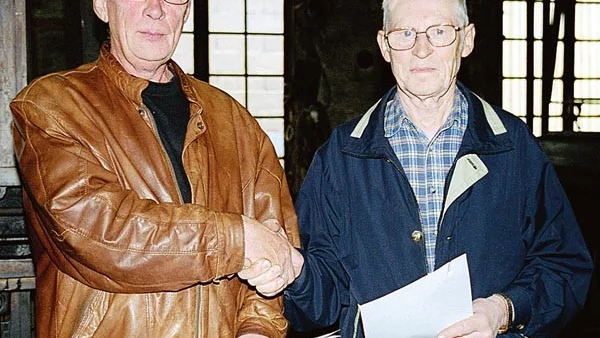 Sven-Olof Johansson och Bertil Nilsson skriver på handlingarna kring övertagandet av verkstaden.