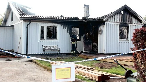 Under söndagen utbröt en brand i en villa i Rimforsa. En lastbilschaufför observerade lågorna och larmade vid klockan 03.13. När räddningstjänsten kom till platsen var det redan för sent. När släckningsarbetet påbörjades hittades två personer avlidna i villan.