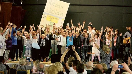 Alla barn var med i avslutningssången som handlade om skolnedläggningen.