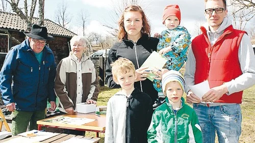 Jennifer Zeilon och Johan Sandström med barnen Sigge (i famnen), Otto och Malte gick rundan för första gången. Stig Blomberg och Inger Möjegård från naturskyddsföreningen, delade ut tipslappar och räknade till 300 personer som deltog i rundan.