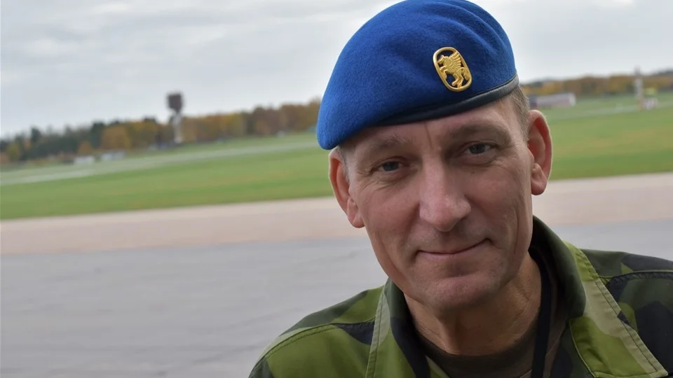 Jonas Nellsjö har arbetat inom Försvarsmakten sedan han blev klar med värnplikten. Nu har han nått ett mål som ny chef för helikopterflottiljen. Foto: Carolina Fransson