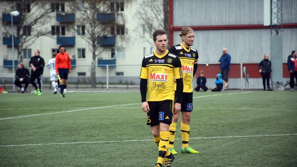 Från sin tredjeplats i Elitfyran har Fredrik Lindhes och Tobias Bertilssons Västerviks FF slagläge på de båda topplagen. I kväll gör serien omstart efter sommaruppehållet, för Västerviks del med hemmamatch mot Sandsbro.