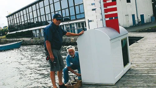 Här syns Ulf Andersson och Rolf Herrström i deras arbete med att installera latrintömningsanläggningen i somras.