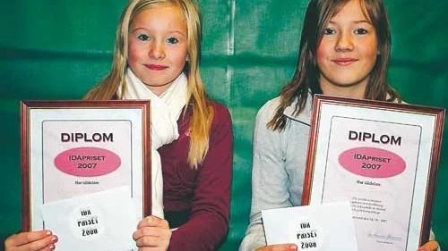 Första pristagarna någonsin av Ida-priset i Mariannelund, tvillingarna Mimmi och Kristina Rydbäck.