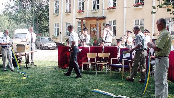 Rosenforsdagen invigdes på lördagsförmiddagen av landshövding Sven Lindgren som till sin hjälp att hålla bandet hade Bo Bergman och Siewert Bergström från Hultsfreds kommun.