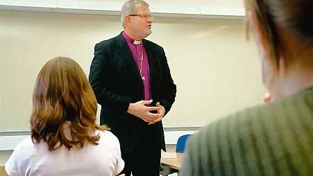 Biskop Martin Lind besöker Ydre i dagarna tre. I går fick elever på Ydreskolan i Österbymo ställa frågor till biskopen. Foto: Lars-Göran Bexell