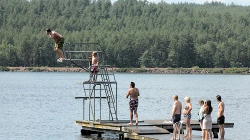 Hesjön är en omtyckt badplats, med vacker natur omkring och en badvänlig strand för alla åldrar. Men det behövs en uppdatering anser S-gruppen i fullmäktige.