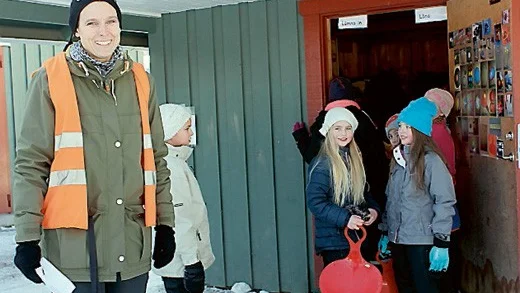 Anna Engström är en av fritidspedagogerna som är ute mycket på rasterna. Eleverna Altina Dobraj, Lea Fiebig och Nova Andersson passar på att låna snöleksaker denna härliga vinterdag.
