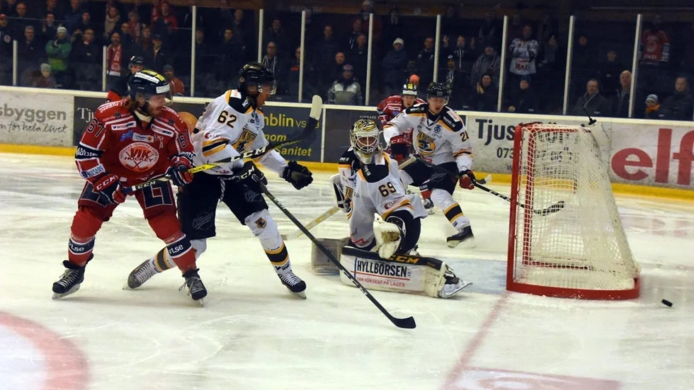 En av Hockeyallsvenskans bästa målvakter, Panterns Tex Williamsson, storspelade mot Västervik och här är det Emil Georgsson som inte kan överlista honom.