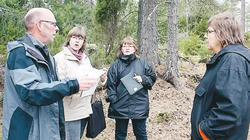 Lars Edoff ledde vandringen där gruppen sökte efter Petter Dufvas ursprung i skogarna mellan Gunnebo och Västrum.