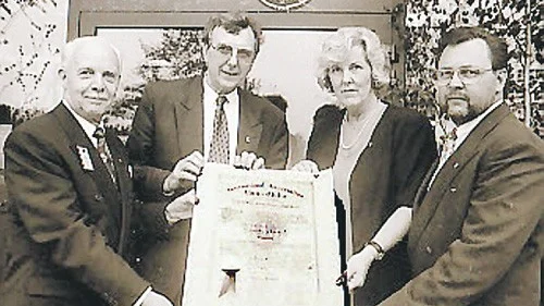 En bild som togs vid charterfesten, fr v  Paul Josefsson, Bert Johanssosn, Inger Monell och Berth Ingström.