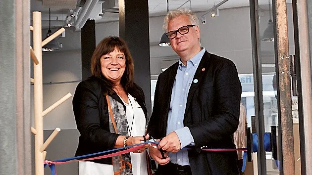 Rosie Hall och Paul Lindvall invigde Handelns Hus.