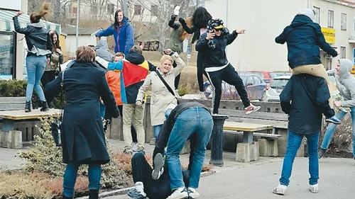 Klass 8 D dansade loss med en Harlem Shake på torget.