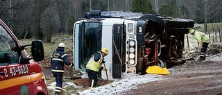 Lastbil med flis välte i diket i halkan