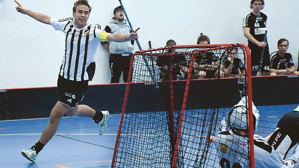 Tobias Claesson svarade för sju poäng /fyra mål och tre målgivande passningar) när Rimforsa IF avslutade division två-säsongen med att utklassa Solfjäderstaden med 21-5.