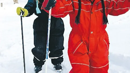 Klara Andersson kämpar på i skidspåret. Här gäller det att plocka poäng! Bakom henne ses Alice Degerman, en av de yngsta skidåkarna som deltog.