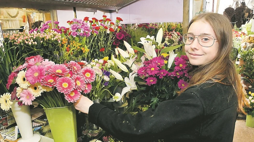 Lite senare i veckan ska Susanne också prova på att göra buketter. Foto: Roelof Stroetinga