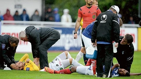 Nere för räkning. ÅFF föll tungt i Falkenberg - i dubbel bemärkelse. Anfallsstjärnan Ricardo Santos ådrog sig en hjärnskakning. Foto: TT