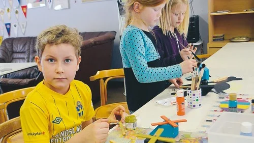 Isak Nilsson, Julia Lod och Thindra Lundin var några av barnen som samlats i Gullringen för att pyssla.