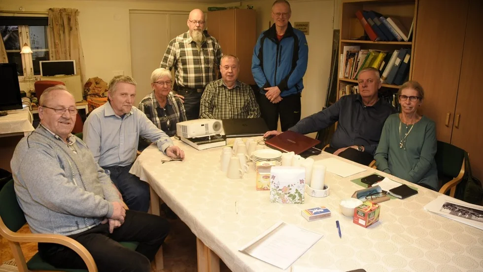 De närvarande på mötet med Pelarne hembygdsförening. Fr.v: Bengt Adolfsson, Erling Åberg, Solveig Gertsson, Rolf Eriksson, Bertil Axelsson, Eva Jonsson Tällström. Stående Anders F. Rosén och Jan Mårtensson. Foto: Magnus Strömsten
