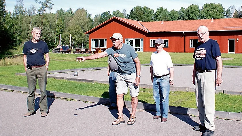Målarförbundets pensionärsförening med Anders i spetsen spelar boule varje onsdag. Foto: Tommy Pettersson